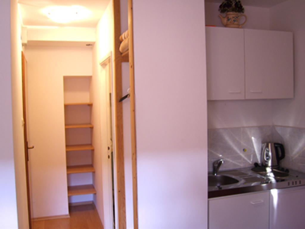 Dobra Apartments Trogir Rum bild